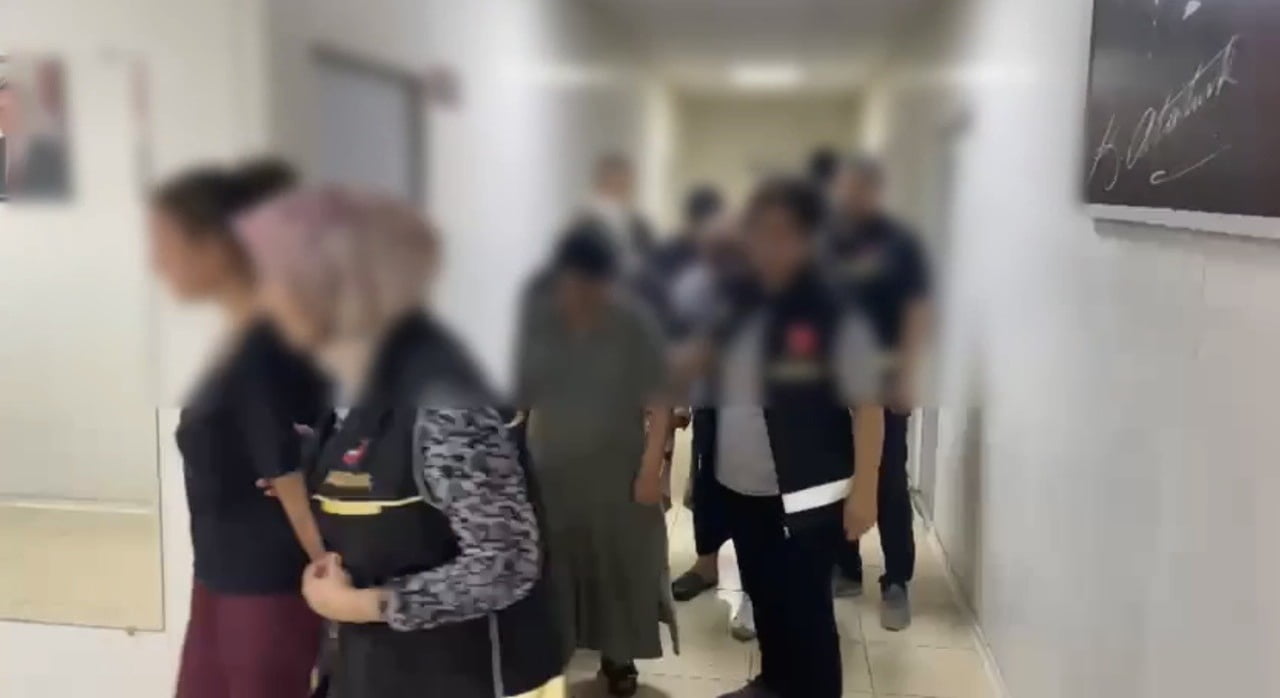 MERSİN’İN ERDEMLİ İLÇESİNDE HALK PLAJINDA TATİLCİLERE AİT PARA VE ÇEŞİTLİ EŞYALARI ÇALDIKLARI...