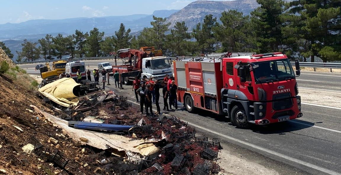 MERSİN’İN MUT İLÇESİNDE SEBZE YÜKLÜ KAMYON DEVRİLDİ, SIKIŞAN SÜRÜCÜ İTFAİYE EKİPLERİ TARAFINDAN...