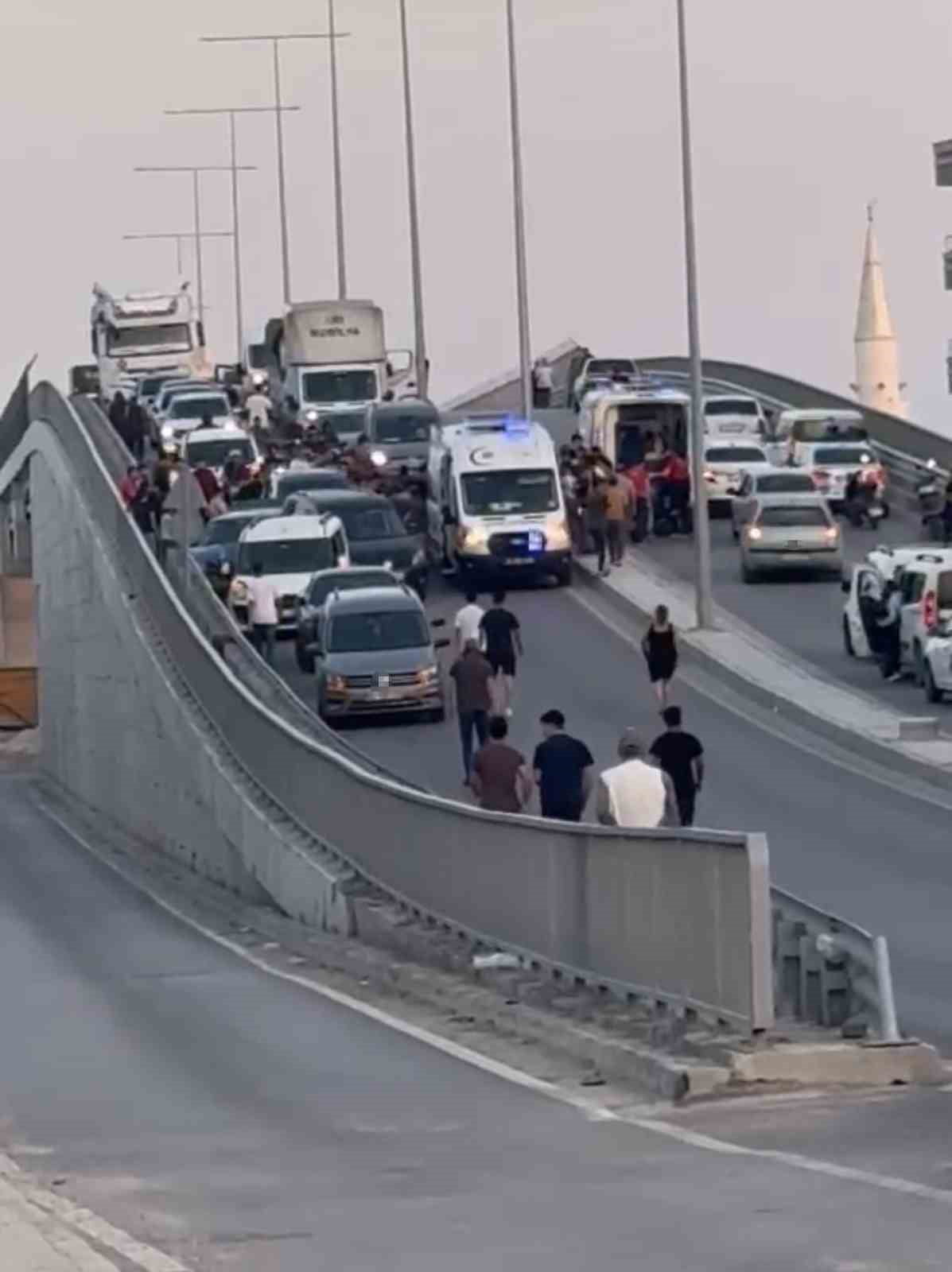 MERSİN’İN TARSUS İLÇESİNDE 4 ARACIN KARIŞTIĞI ZİNCİRLEME TRAFİK KAZASINDA 3 KİŞİ...