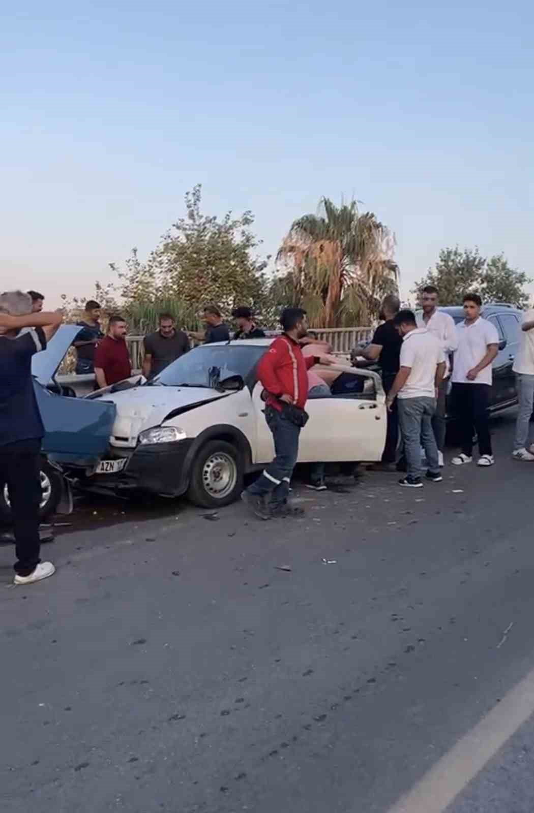 MERSİN’İN TARSUS İLÇESİNDE 4 ARACIN KARIŞTIĞI ZİNCİRLEME TRAFİK KAZASINDA 3 KİŞİ...