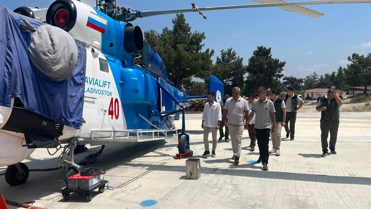 MERSİN ORMAN BÖLGE MÜDÜRÜ ZAFER KIZIL, GÜLNAR İLÇESİNDE GÖREV YAPAN HELİKOPTER EKİBİ İLE ORMAN...