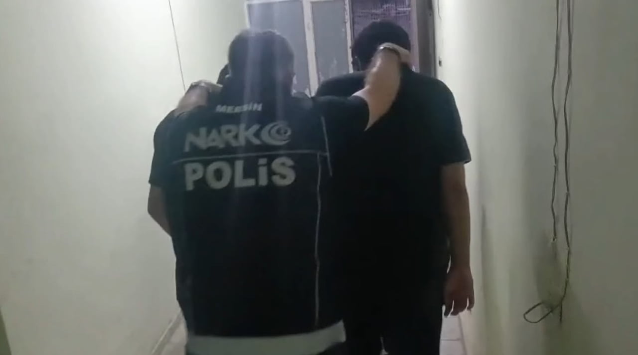MERSİN POLİSİNİN YAPTIĞI ÇALIŞMA SONUCU TESPİT EDİLEN BİR DEPOYA DÜZENLENEN BASKINDA, DUVAR...
