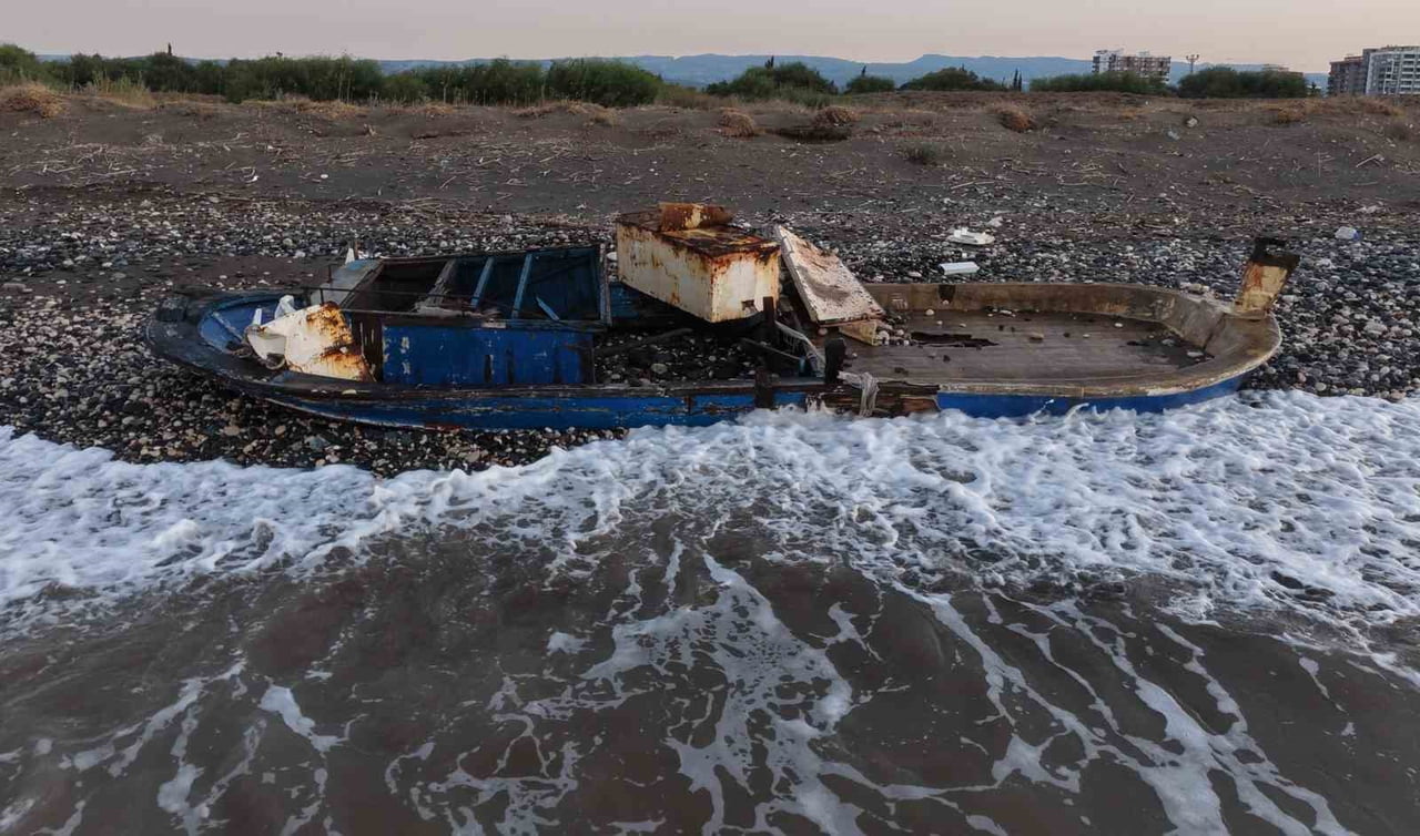 MERSİN SINIRLARINDA DOĞU AKDENİZ'DE YAŞANAN FIRTINADA 10 METRELİK ESKİ BİR TEKNE DENİZ...