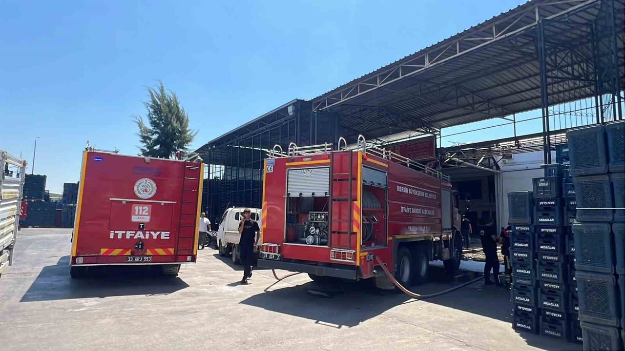 MERSİN TOPTANCILAR HAL KOMPLEKSİ'NDE ÇATI TADİLATI SIRASINDA ÇIKAN YANGIN, İTFAİYE EKİPLERİNİN...