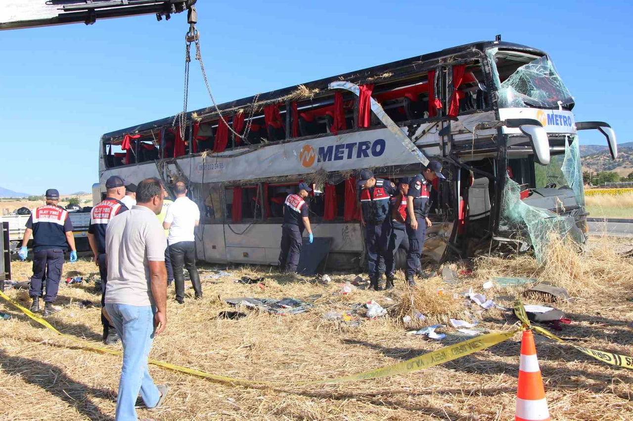 MERZİFON İLÇESİNDE METRO TURİZM'E AİT ÇİFT KATLI YOLCU OTOBÜSÜNÜN DEVRİLDİĞİ KAZADA 2'Sİ AĞIR 46...