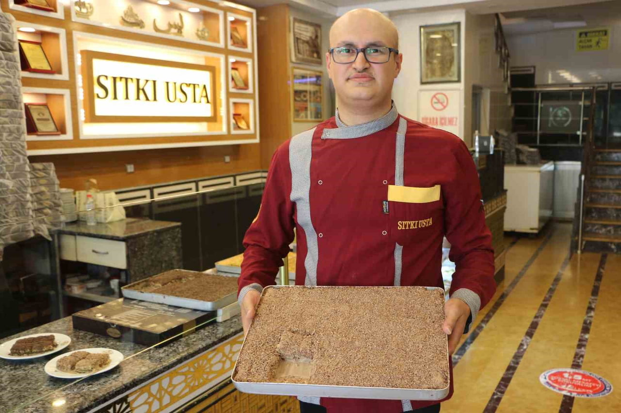 MEŞHUR KADAYIFÇI SITKI USTA İŞLETMECİLERİNDEN SAMET ALTUNBAY, YAZ AYLARINDA HAVA SICAKLIKLARININ...