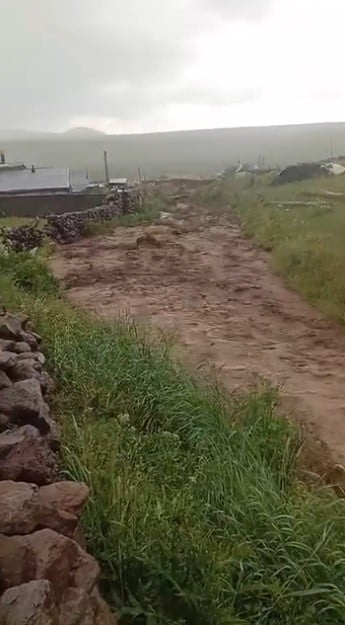 METEOROLOJİ'NİN KUVVETLİ SAĞANAK VE SEL UYARISINDA BULUNDUĞU KARS'IN KAĞIZMAN İLÇESİNDE BİR KÖYDE...