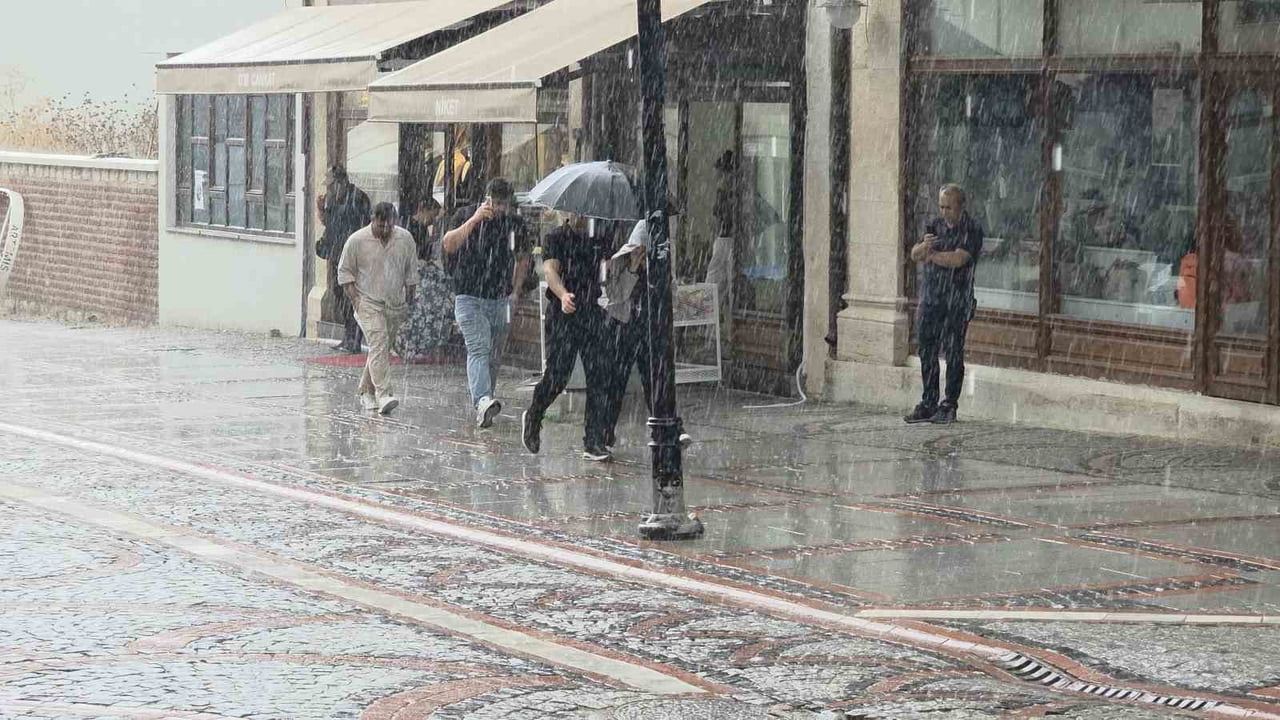 METEOROLOJİ'NİN UYARILARININ ARDINDAN KIRKLARELİ VE EDİRNE'DE BEKLENEN SAĞANAK YAĞIŞ ÖĞLE...