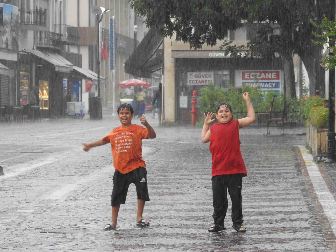 METEOROLOJİ GENEL MÜDÜRLÜĞÜ'NÜN KUVVETLİ YAĞIŞ UYARISININ ARDINDAN EDİRNE'DE BEKLENEN GÖK...