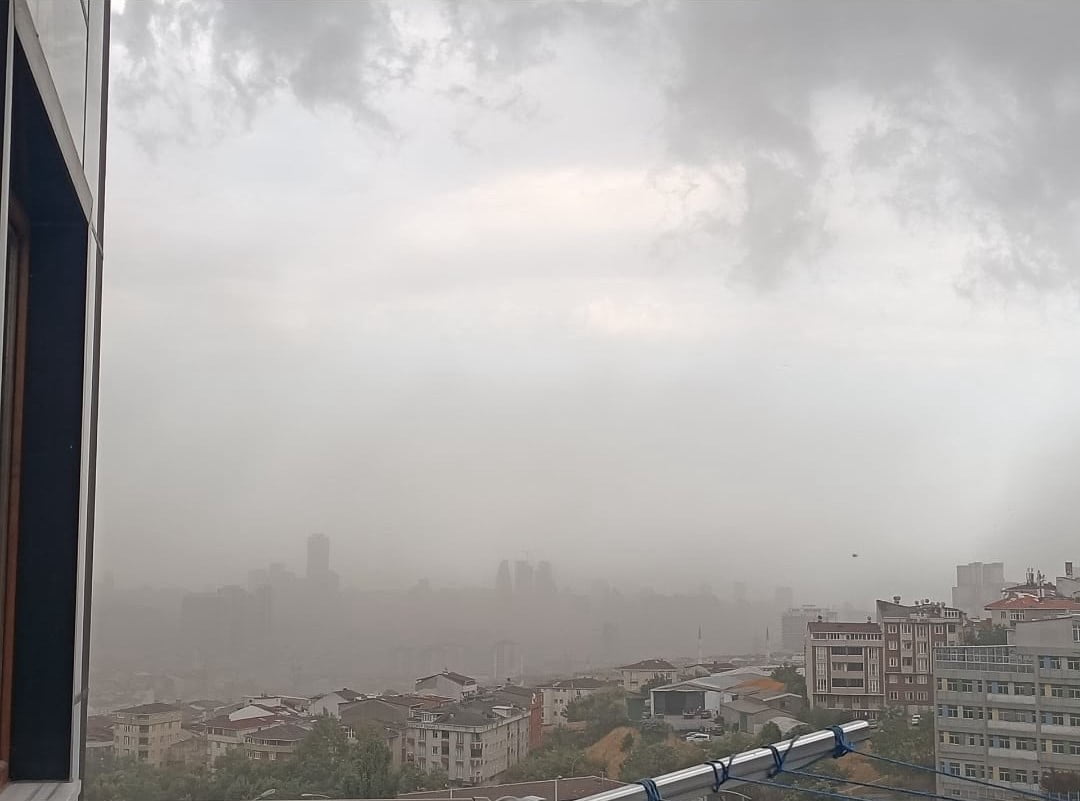 METEOROLOJİNİN UYARILARININ ARDINDAN İSTANBUL'DA FIRTINA ETKİLİ OLDU. BAZI İLÇELERDE ÇATILAR UÇTU...