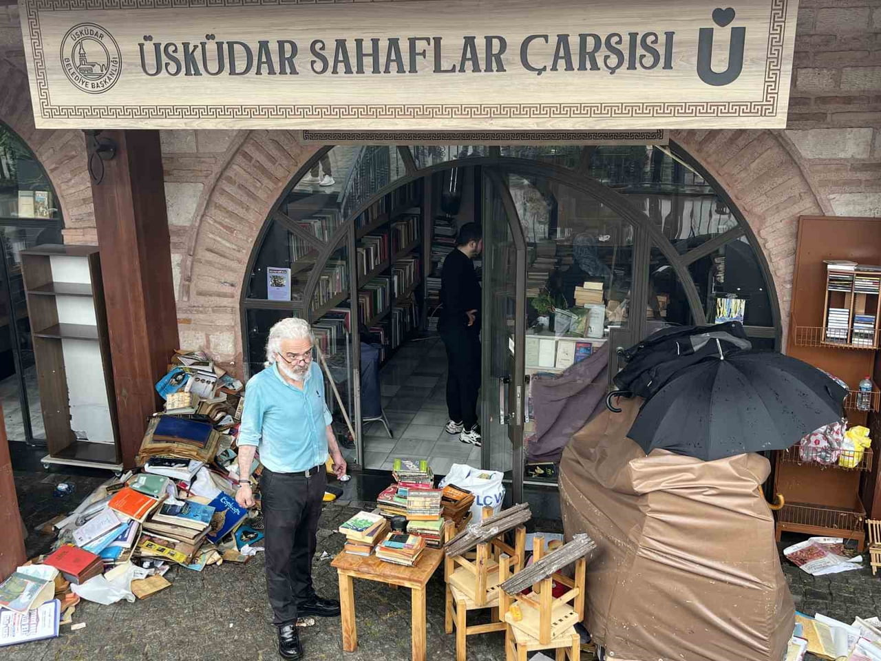 MEYDANDA BİRİKEN YAĞMUR SULARI, ÜSKÜDAR SAHAFLAR ÇARŞISI'NA DOLARKEN YÜZLERCE KİTAP KULLANILAMAZ...