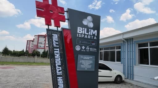 Meyve ve sebzelerin gücünü kullanarak araç tasarladılar