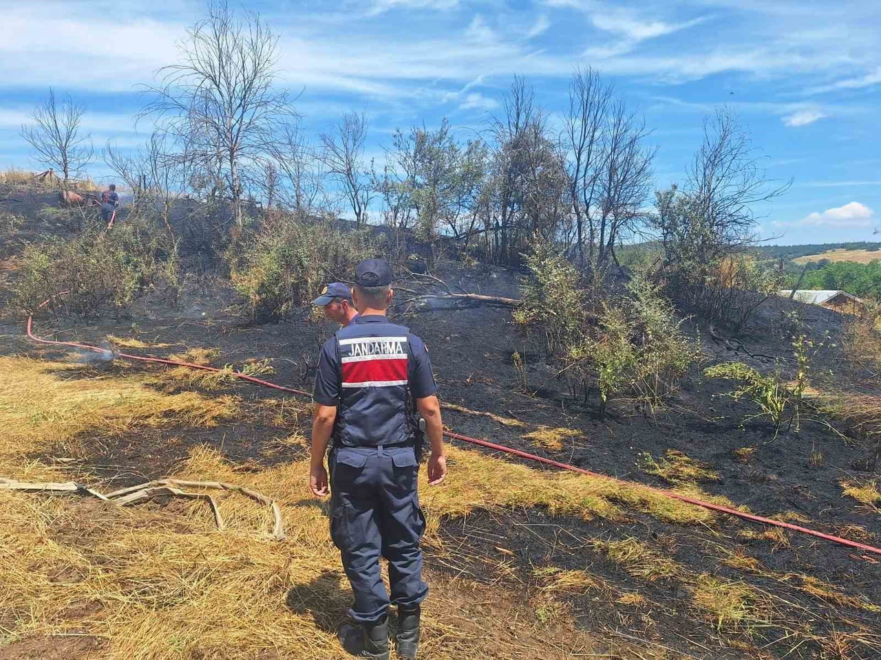 MEZARLIK ALTINDAKİ OT YANGINI KORKUTTU