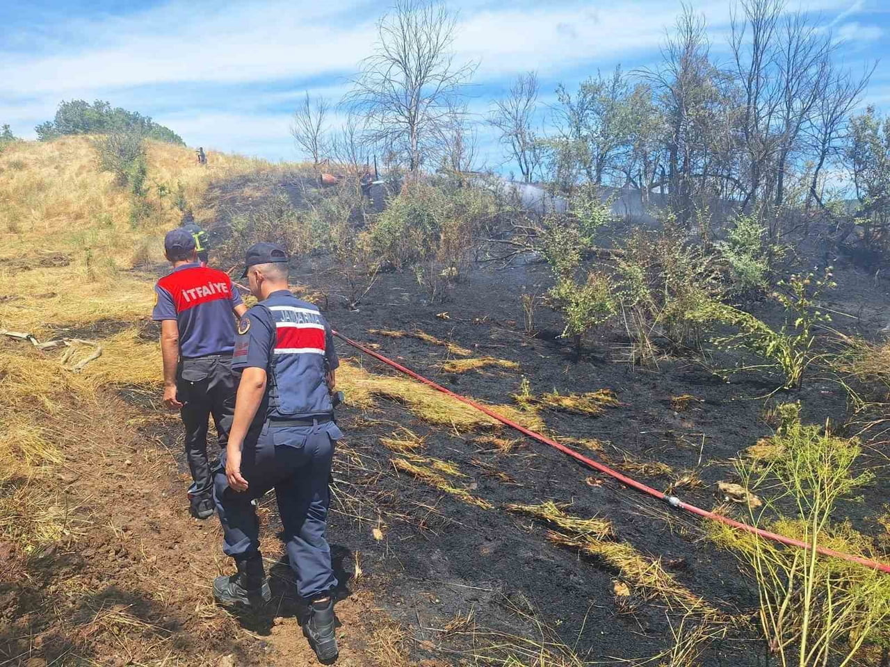 MEZARLIK ALTINDAKİ OT YANGINI KORKUTTU