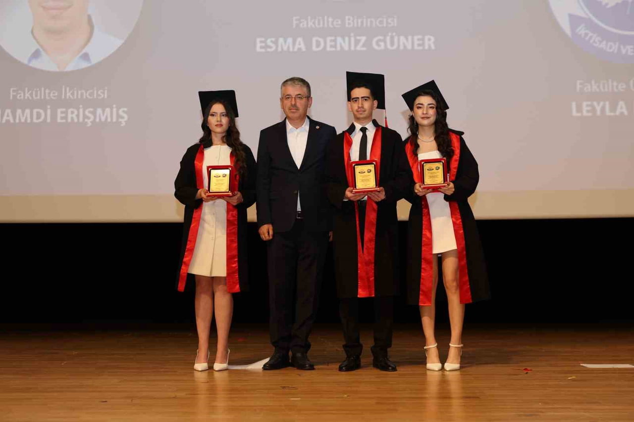 MEZUNİYET TÖRENİ ÖĞRENCİLERE DİPLOMALARININ VERİLMESİNİN ARDINDAN SON BULDU.