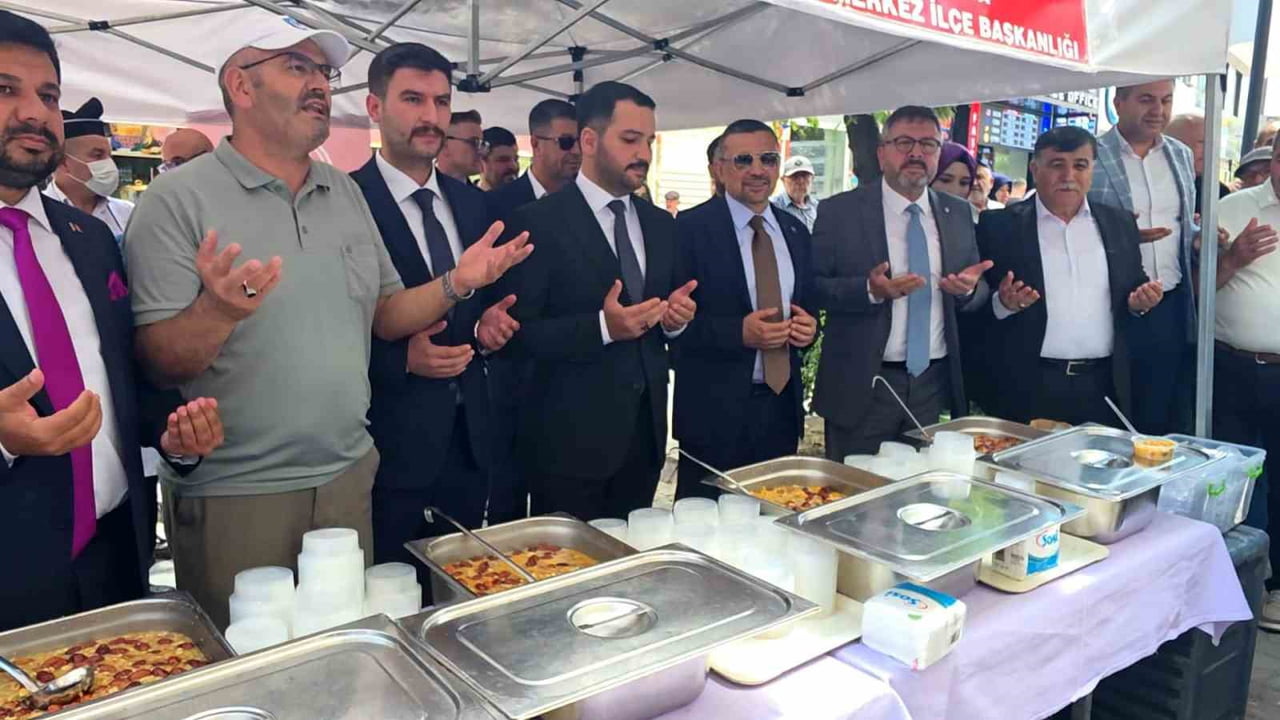 MHP KÜTAHYA İL BAŞKANLIĞI'NDAN VATANDAŞLARA AŞURE İKRAMI YAPILDI. S