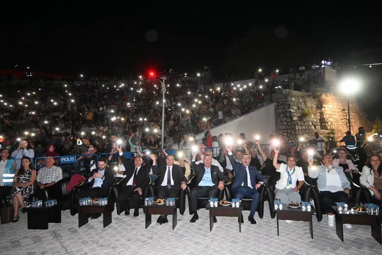 MİLLET BAHÇESİ'NDEN BAŞLAYAN YÜRÜYÜŞE İLÇE PROTOKOLÜNÜN YANI SIRA ÇEVRE İL VE İLÇELERDEN GELEN ÇOK...