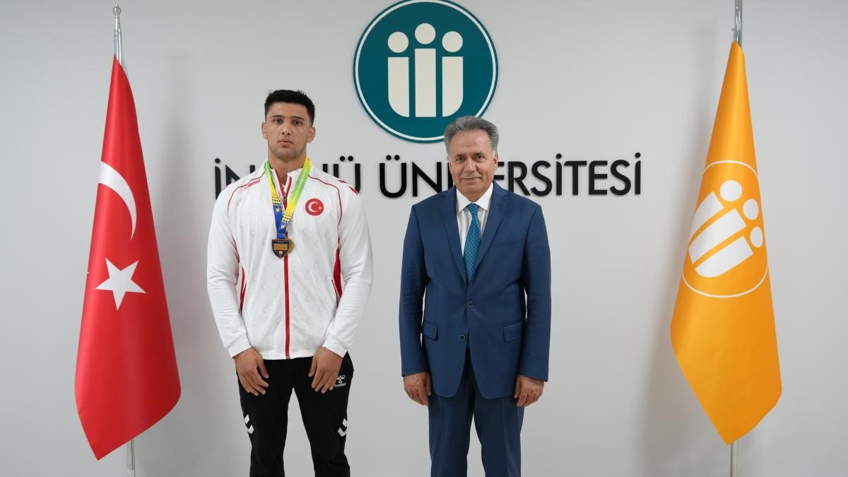 MİLLİ GÜREŞÇİ EMİR ÖMER BOZBAĞ, REKTÖR AKPOLAT’I ZİYARET ETTİ