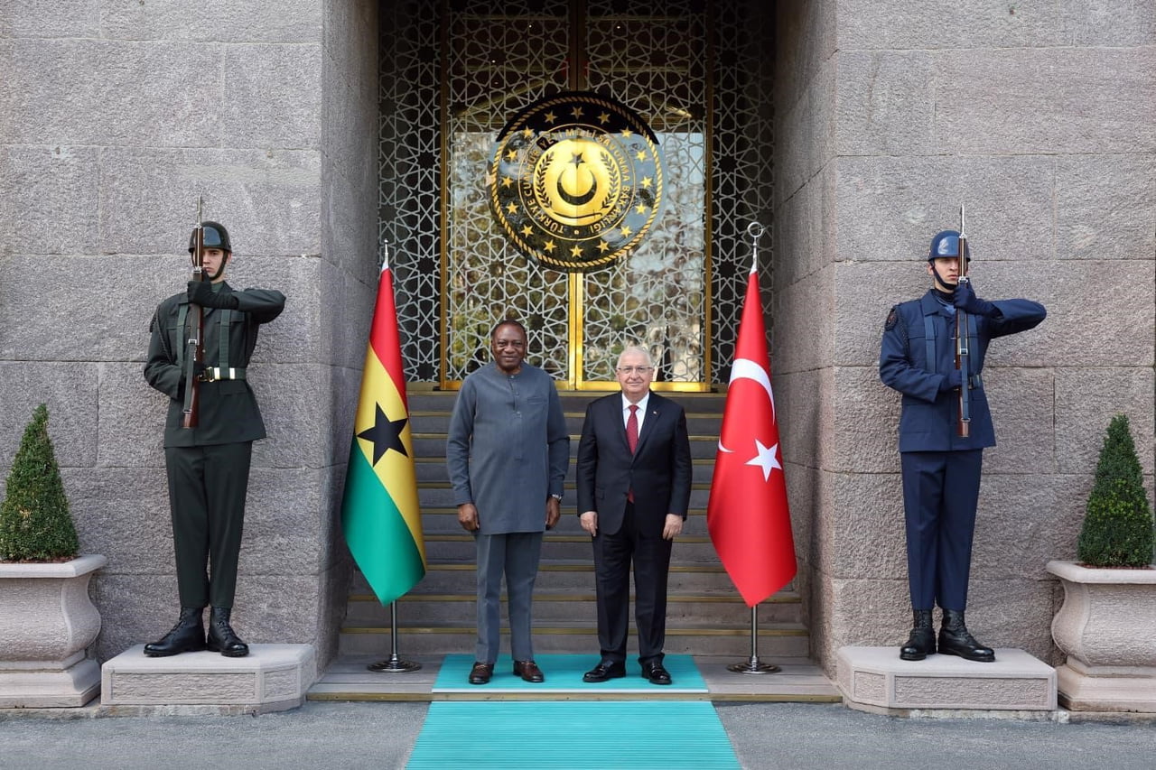 MİLLÎ SAVUNMA BAKANI YAŞAR GÜLER, GANA CUMHURİYETİ ÇALIŞMA BAKANI RASHİD HASSAN PELPUO İLE BİR...