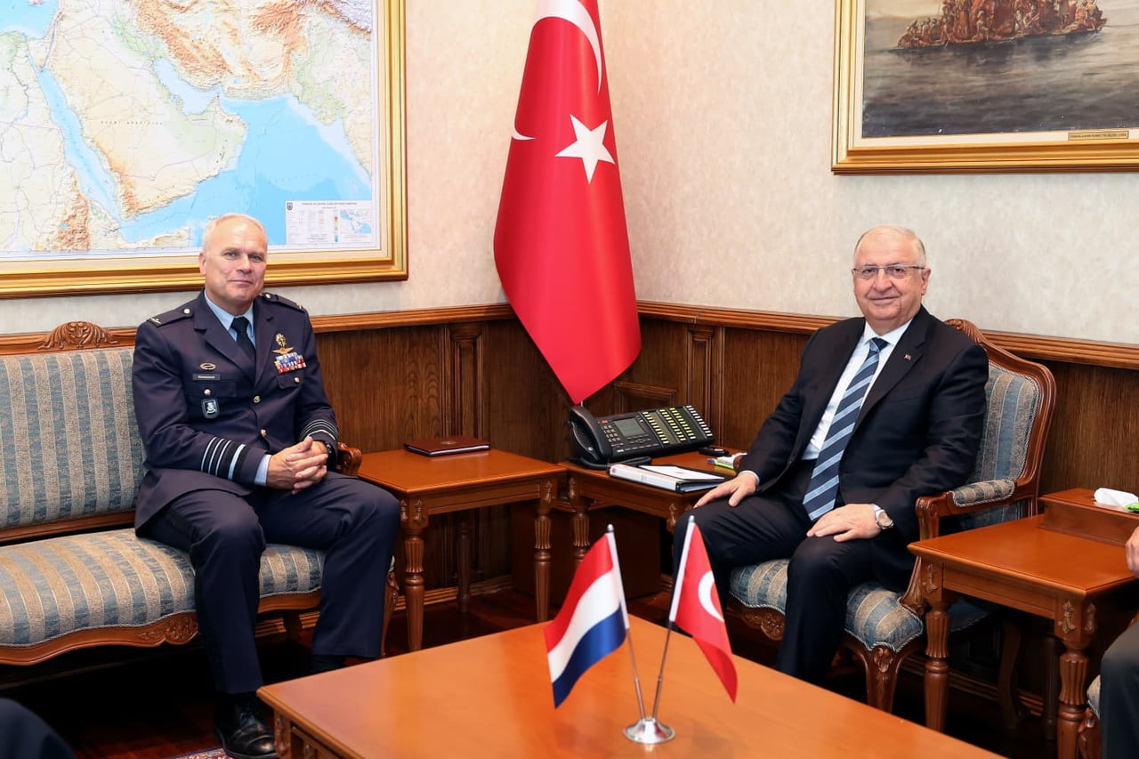 MİLLİ SAVUNMA BAKANI YAŞAR GÜLER, HOLLANDA GENELKURMAY BAŞKANI ORGENERAL ONNO EİCHELSHEİM İLE...