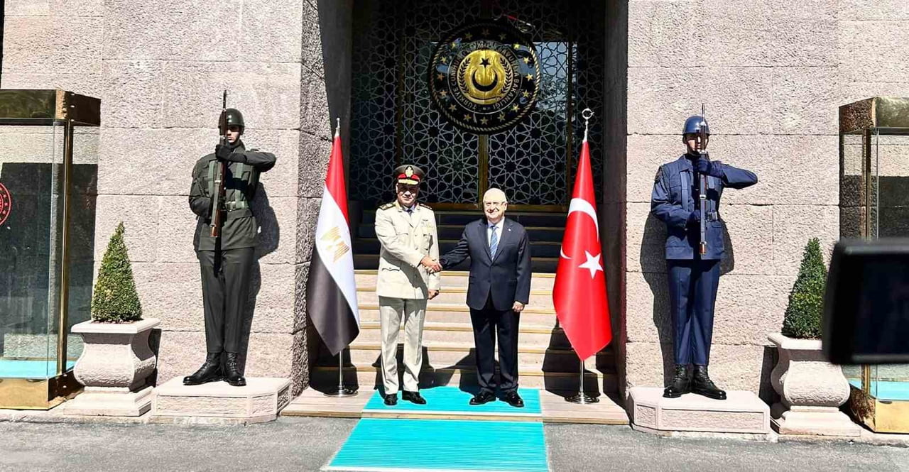 MİLLİ SAVUNMA BAKANI YAŞAR GÜLER, MISIR SİLAHLI KUVVETLER BAŞKOMUTANI VE SAVUNMA VE ASKERİ ÜRETİM...