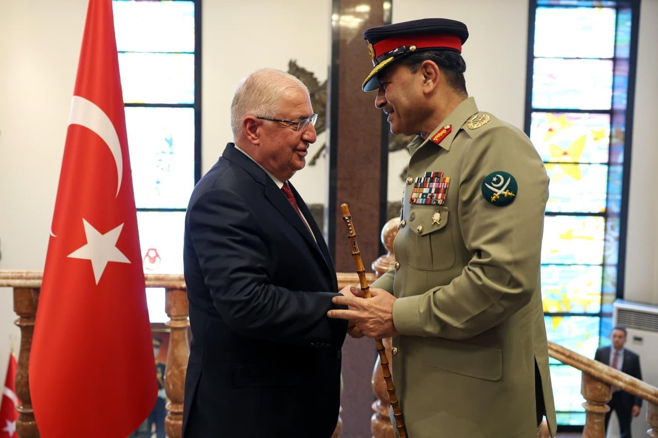 MİLLÎ SAVUNMA BAKANI YAŞAR GÜLER, PAKİSTAN KARA KUVVETLERİ VE SAVUNMA KUVVETLERİ KOMUTANI MAREŞAL...