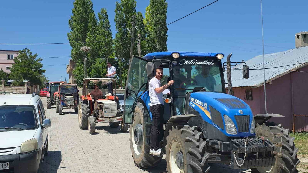 MİLYONLARCA LİRA DEĞERİNDEKİ TRAKTÖRLERİN OLUŞTURDUĞU KONVOY MAHALLE SAKİNLERİNİN İLGİ ODAĞI...