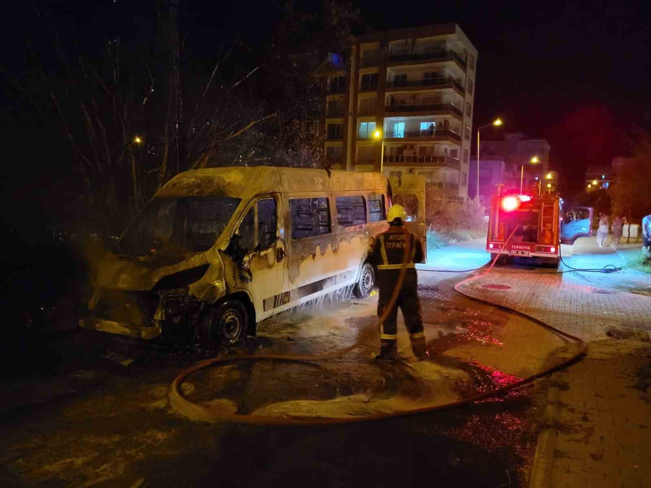 MİNİBÜS ALEVLERE TESLİM OLDU