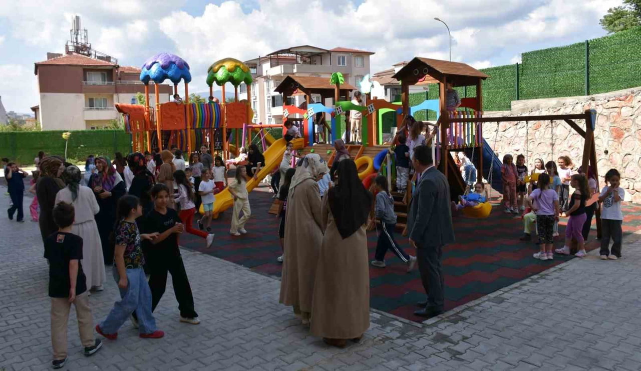 MİNİKLERİN YÜZÜ YENİLENEN OYUN PARKIYLA GÜLDÜ