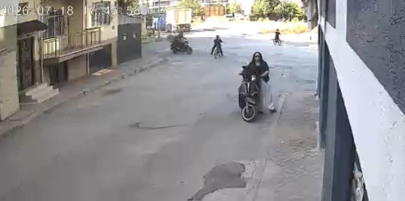 MOTOSİKLET SÜRÜCÜSÜ ÇOCUĞA BÖYLE ÇARPTI GÜVENLİK KAMERASI GÖRÜNTÜSÜ