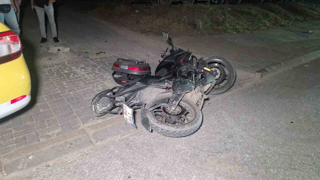 MOTOSİKLET TİCARİ TAKSİYE ÇARPTI. MOTOSİKLET SÜRÜCÜSÜ AĞIR YARALANDI.