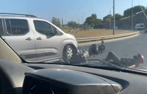 MOTOSİKLETİ EZDİ, ARKASINA BİLE BAKMADAN KAÇTI GİTTİ. O ANLAR BAŞKA BİR ARAÇTAN CEP TELEFONU...