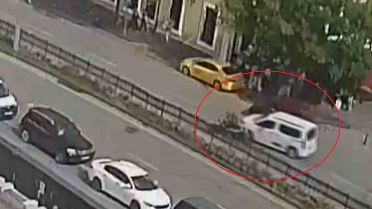 MOTOSİKLETLİNİN ÖLÜMDEN DÖNDÜĞÜ KAZA GÜVENLİK KAMERASINA YANSIDI.