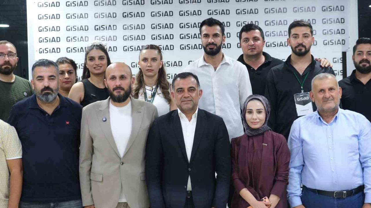 MTSO BAŞKAN ADAYI VEYSİ DUYAN (ÖN SIRADA-ORTADA), GİSİAD MARDİN ŞUBESİ'Nİ ZİYARET ETTİ.