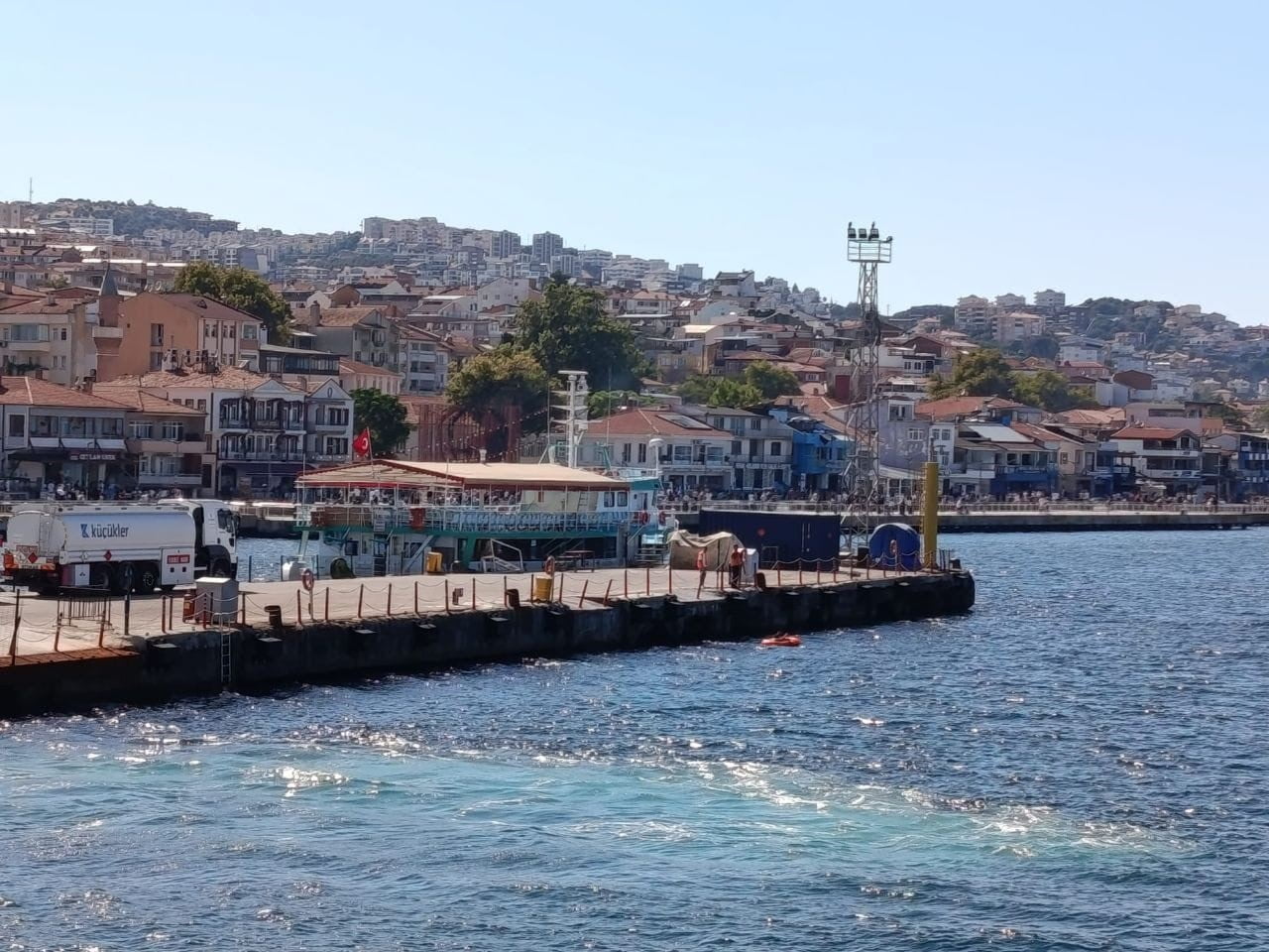 MUDANYA'DA ŞİŞME BOTUYLA DENİZDE AÇILINCA PANİKLEYEN GENÇ SÜRÜKLENMEYE BAŞLADI.İSKELE GÖREVLİSİNİN...