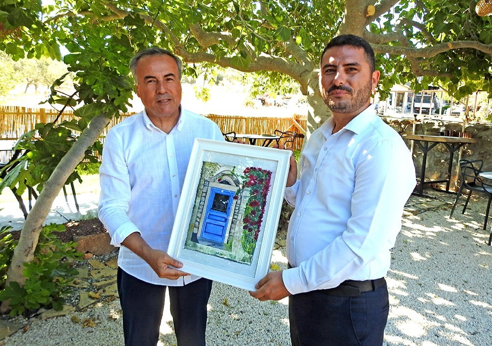 MÜFTÜ MURAT YILMAZ'A (SAĞDA) HEDİYELER VERİLDİ