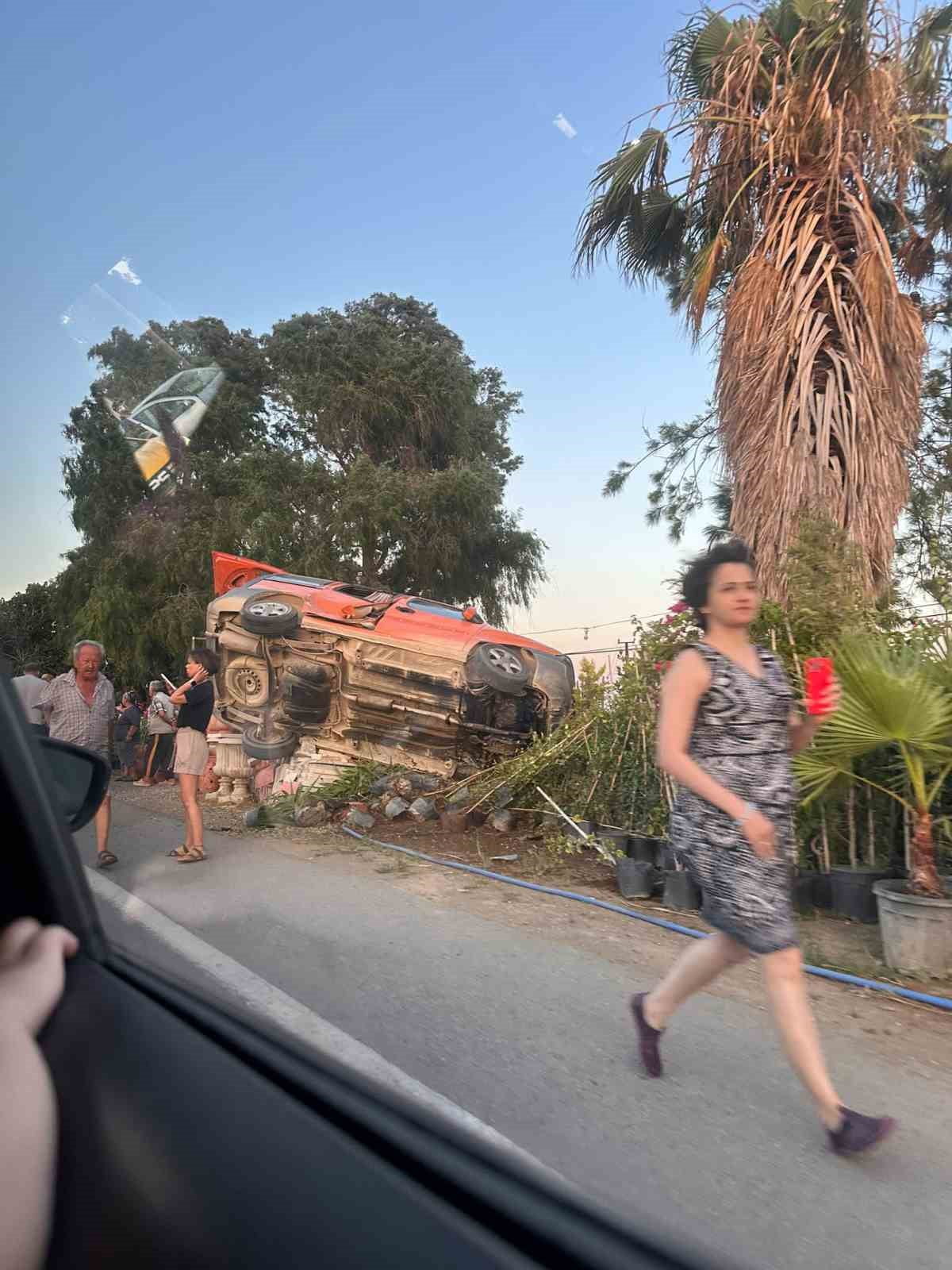MUĞLA'NIN DATÇA İLÇESİNDE İKİ OTOMOBİLİN ÇARPIŞMASI SONUCU KONTROLDEN ÇIKAN BİR ARAÇ YOL KENARINA...