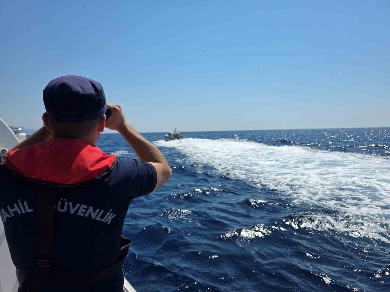 MUĞLA'NIN MARMARİS İLÇESİ KIZILADA AÇIKLARINDA DÜZENSİZ GÖÇMENLERİ TAŞIYAN BOTUN BATMASININ...
