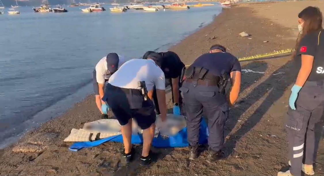 MUĞLA'NIN MARMARİS İLÇESİNDE SABAH SAATLERİNDE DENİZDE BİR ERKEK CESEDİ BULUNDU.