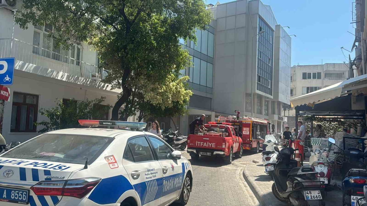 MUĞLA'NIN MARMARİS İLÇESİNDEKİ DEFACTO GİYİM MAĞAZASI ŞUBESİNDE ÇIKAN YANGIN, İTFAİYE EKİPLERİ...