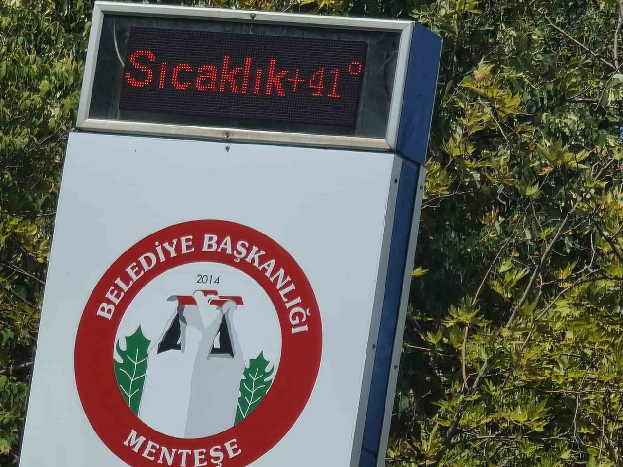 MUĞLA'NIN MEHTEŞE İLÇESİNDE TERMOMETRELER 41 DERECEYİ GÖSTERDİ