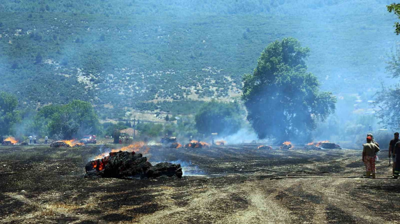 MUĞLA'NIN MENTEŞE İLÇESİ YEŞİLYURT MAHALLESİ'NDE BİR TARLADA ÇIKAN YANGINDA TONLARCA SAMAN BALYASI...