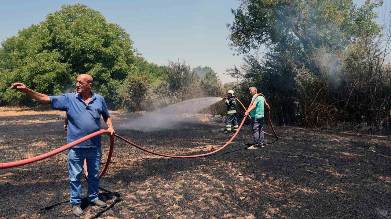 MUĞLA'NIN MENTEŞE İLÇESİ YEŞİLYURT MAHALLESİ'NDE BİR TARLADA ÇIKAN YANGINDA TONLARCA SAMAN BALYASI...