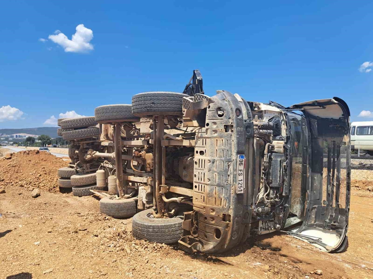 MUĞLA'NIN MENTEŞE İLÇESİNDE DENİZLİ YOLU ÜZERİNDE DEVAM EDEN YOL ÇALIŞMASI SIRASINDA 06 FS 1251...