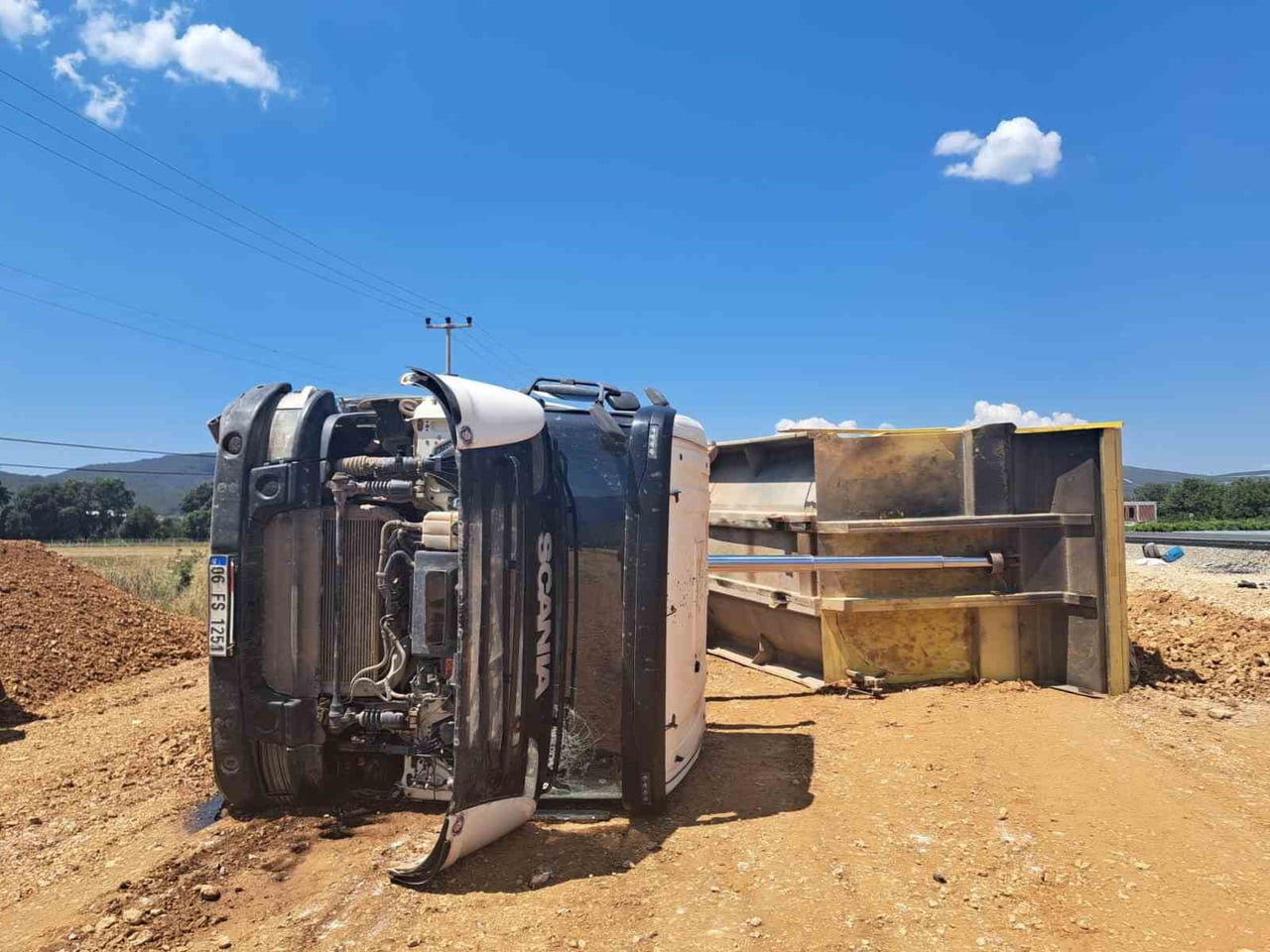MUĞLA'NIN MENTEŞE İLÇESİNDE DENİZLİ YOLU ÜZERİNDE DEVAM EDEN YOL ÇALIŞMASI SIRASINDA 06 FS 1251...