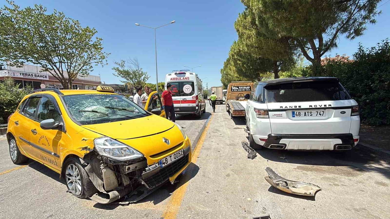 MUĞLA'NIN MENTEŞE İLÇESİNDE KONTROLDEN ÇIKAN TAKSİNİN PARK HALİNDEKİ 3 ARACA ÇARPMASI SONUCU...