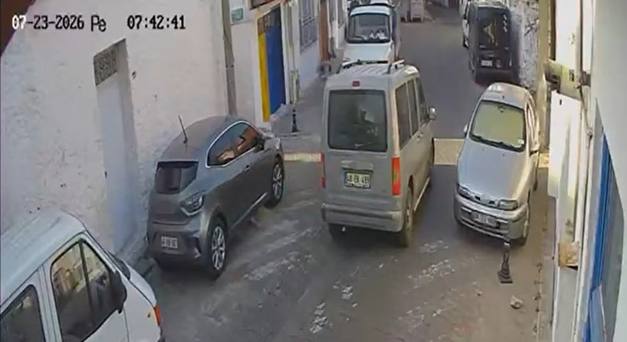 MUĞLA'NIN MENTEŞE İLÇESİNDE SOKAK ARASINDA SEYREDEN HAFİF TİCARİ ARAÇ, YOLDA BULUNAN İKİ SOKAK...