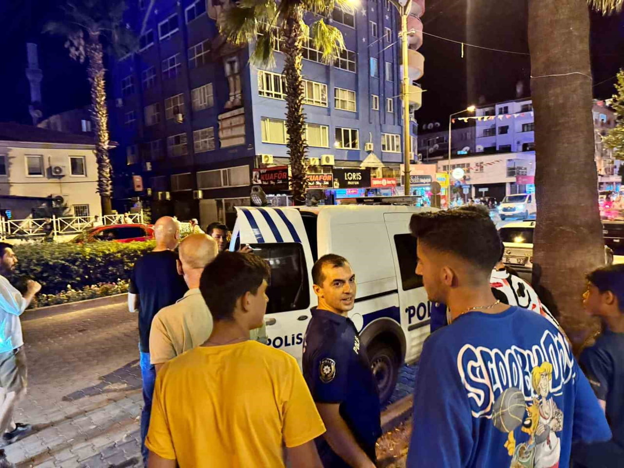MUĞLA'NIN ORTACA İLÇESİNDE BİR İŞ MERKEZİNİN ÇATISINA ÇIKARAK İNTİHAR GİRİŞİMİNDE BULUNAN GENÇ...