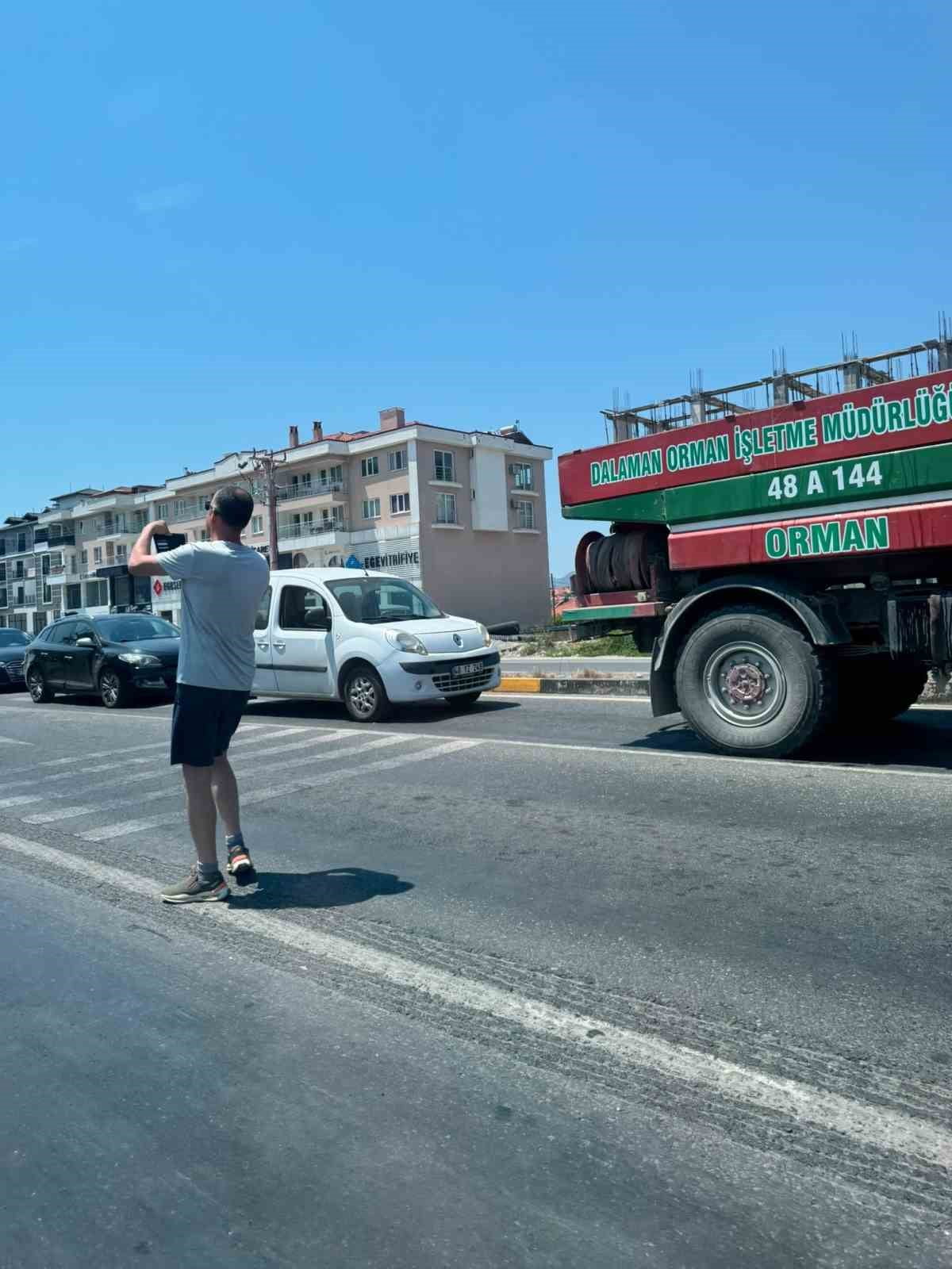MUĞLA'NIN ORTACA İLÇESİNDE MEYDANA GELEN ZİNCİRLEME TRAFİK KAZASINDA 3 ARAÇTA MADDİ HASAR...