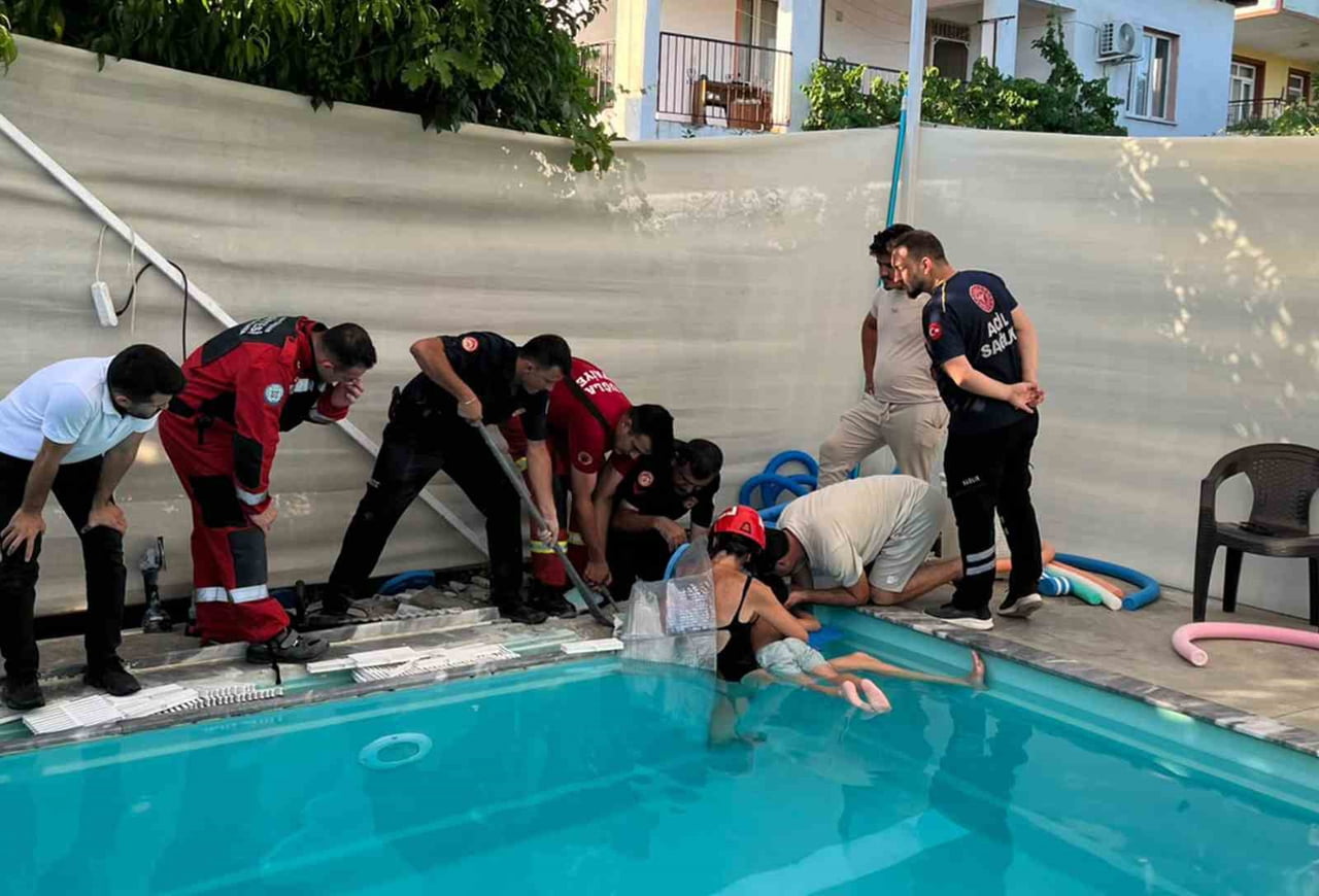 MUĞLA'NIN SEYDİKEMER İLÇESİNDE BİR YÜZME HAVUZUNUN EMİŞ BORUSUNA KOLU SIKIŞAN 4 YAŞINDAKİ T.A...